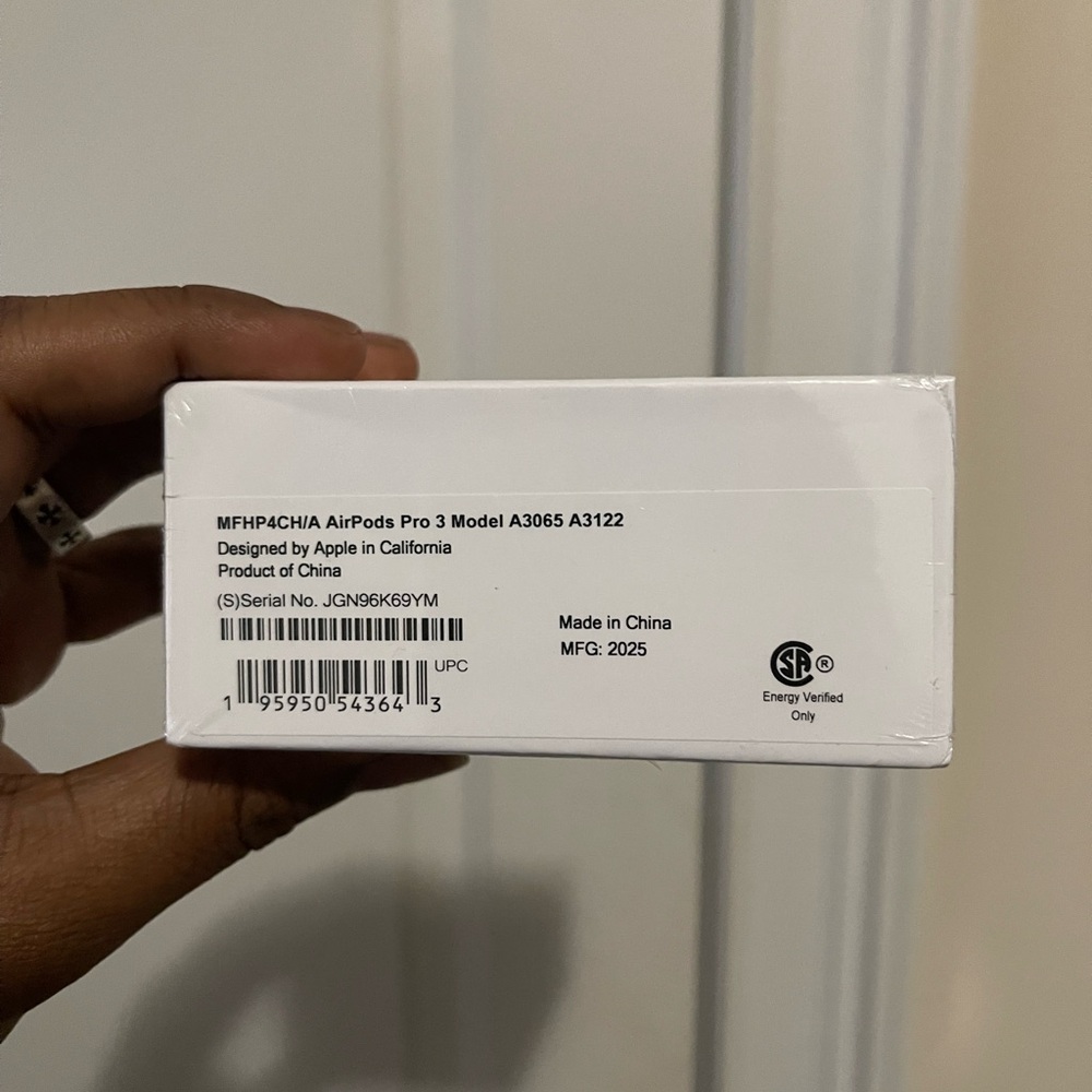 Apple AirPods Pro 3 with White Case